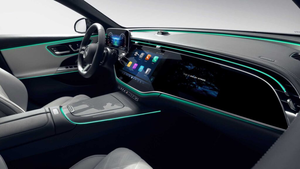 Interior da nova geração do Mercedes Classe E que terá acesso ao TikTok. Painel tem faixa de luz azul contornando as bordas.