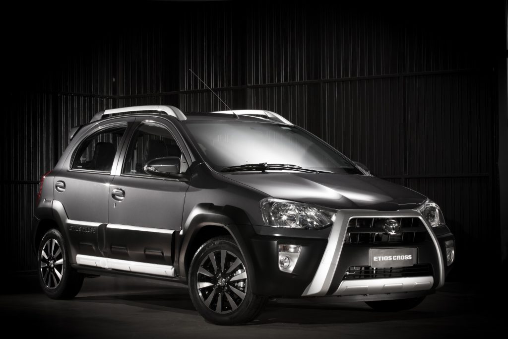 Toyota Etios Cross; para matéria de carros fantasiados no Carnaval.