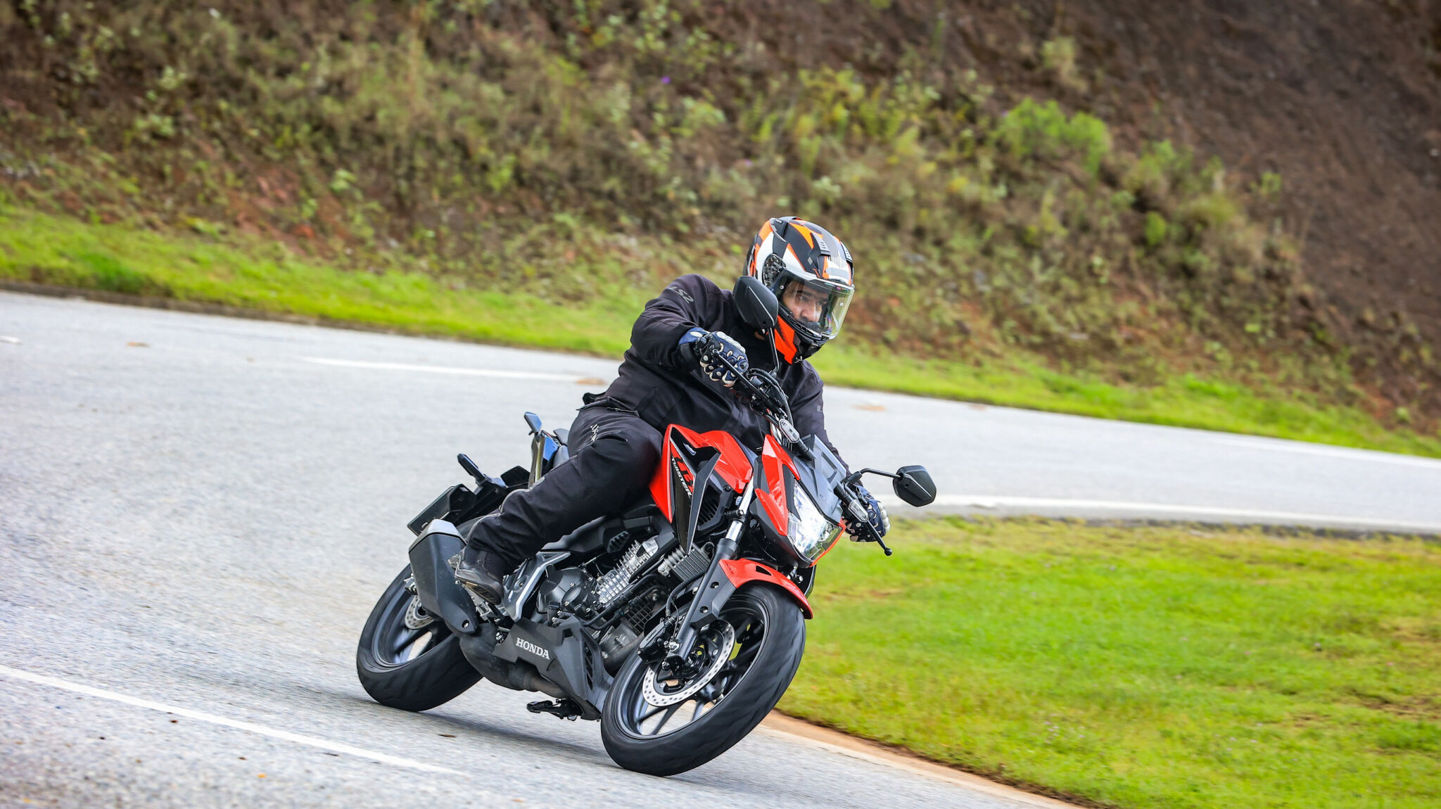 Honda CB 300F Twister vermelha de frente em movimento