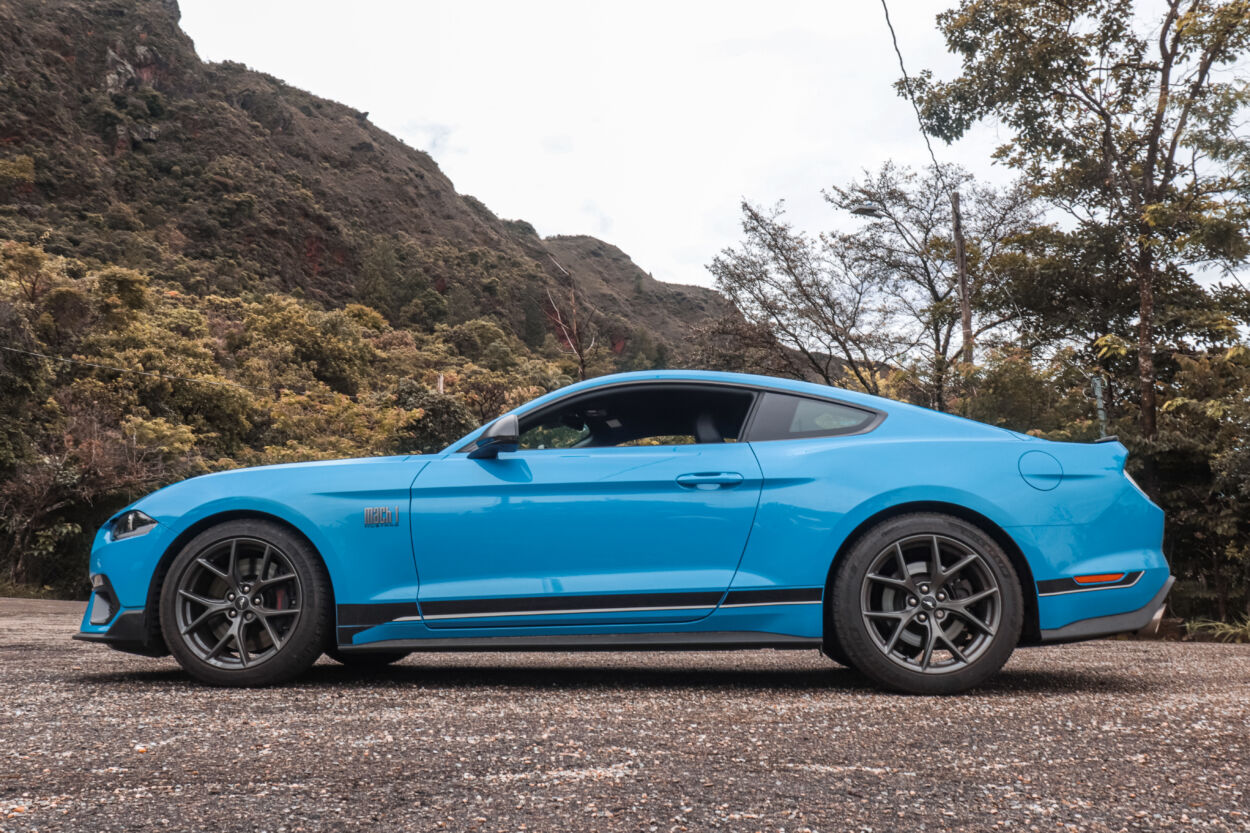 Ford Mustang Mach 1 2022 azul de lateral estacionado