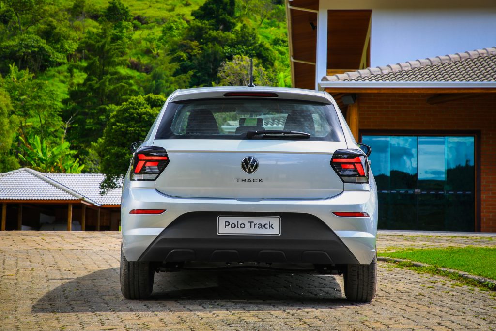 volkswagen polo track 2023 prata traseira estacionado