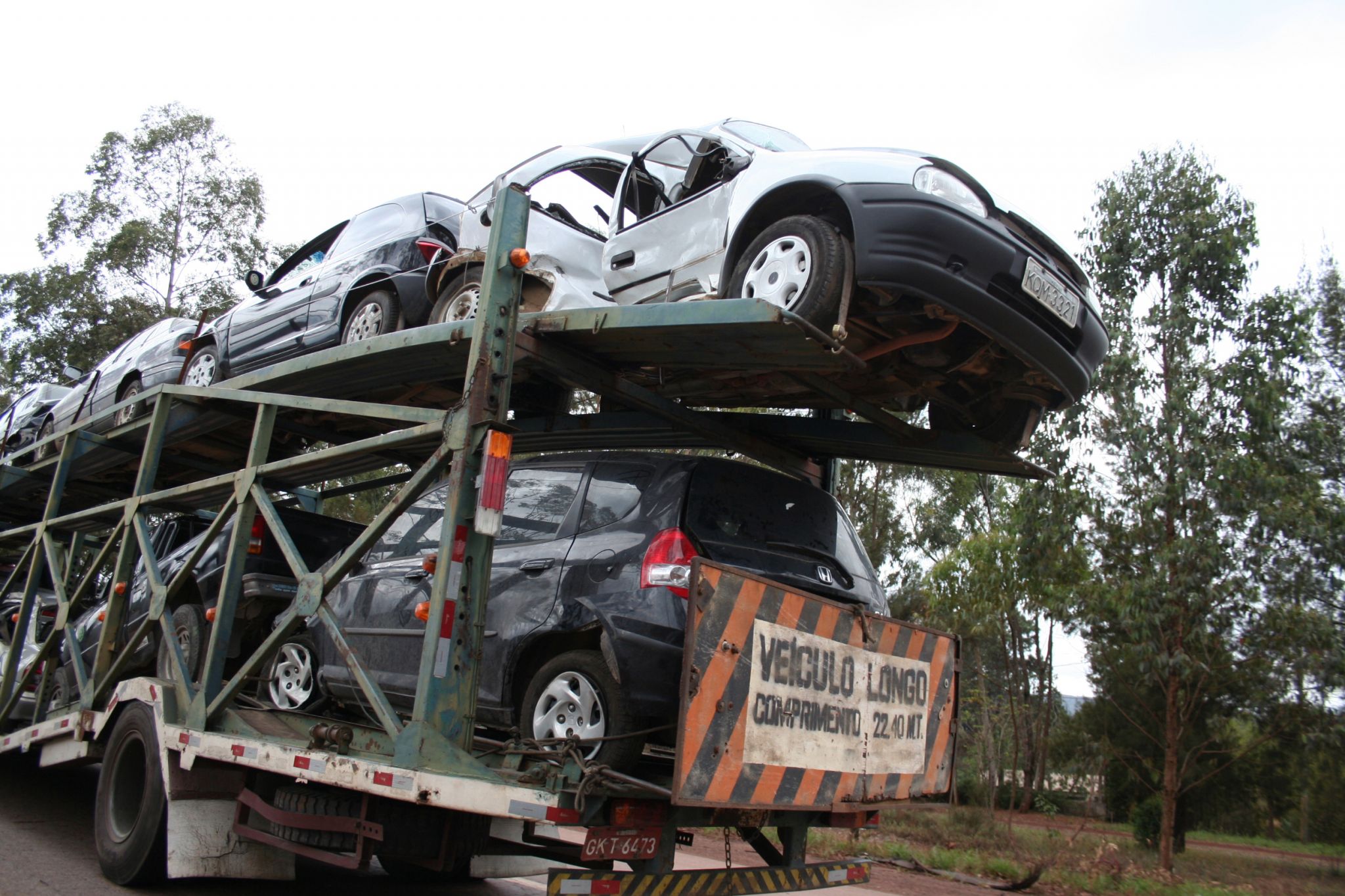 Cegonheira transportando automóveis sinistrados com perda total e que depois serão recuperados e vendidos, imagem para matéria sobre reparo da longarina.