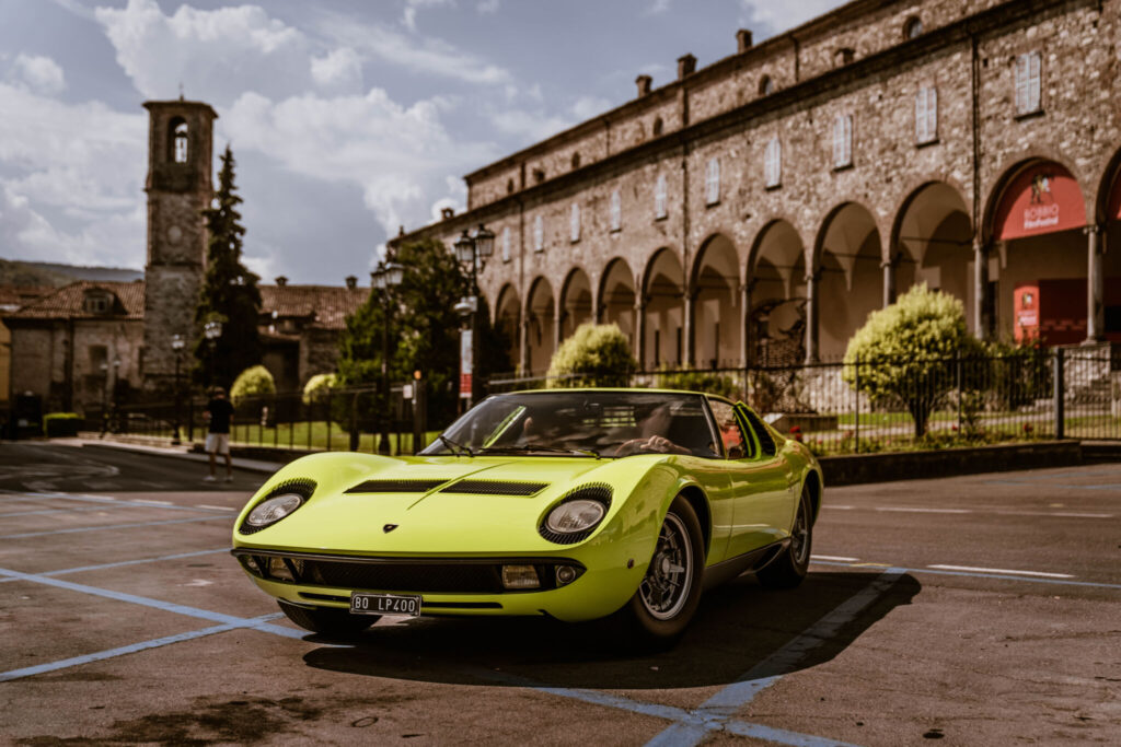 Lamborghini Miura amarelo, o primeiro supercarro.