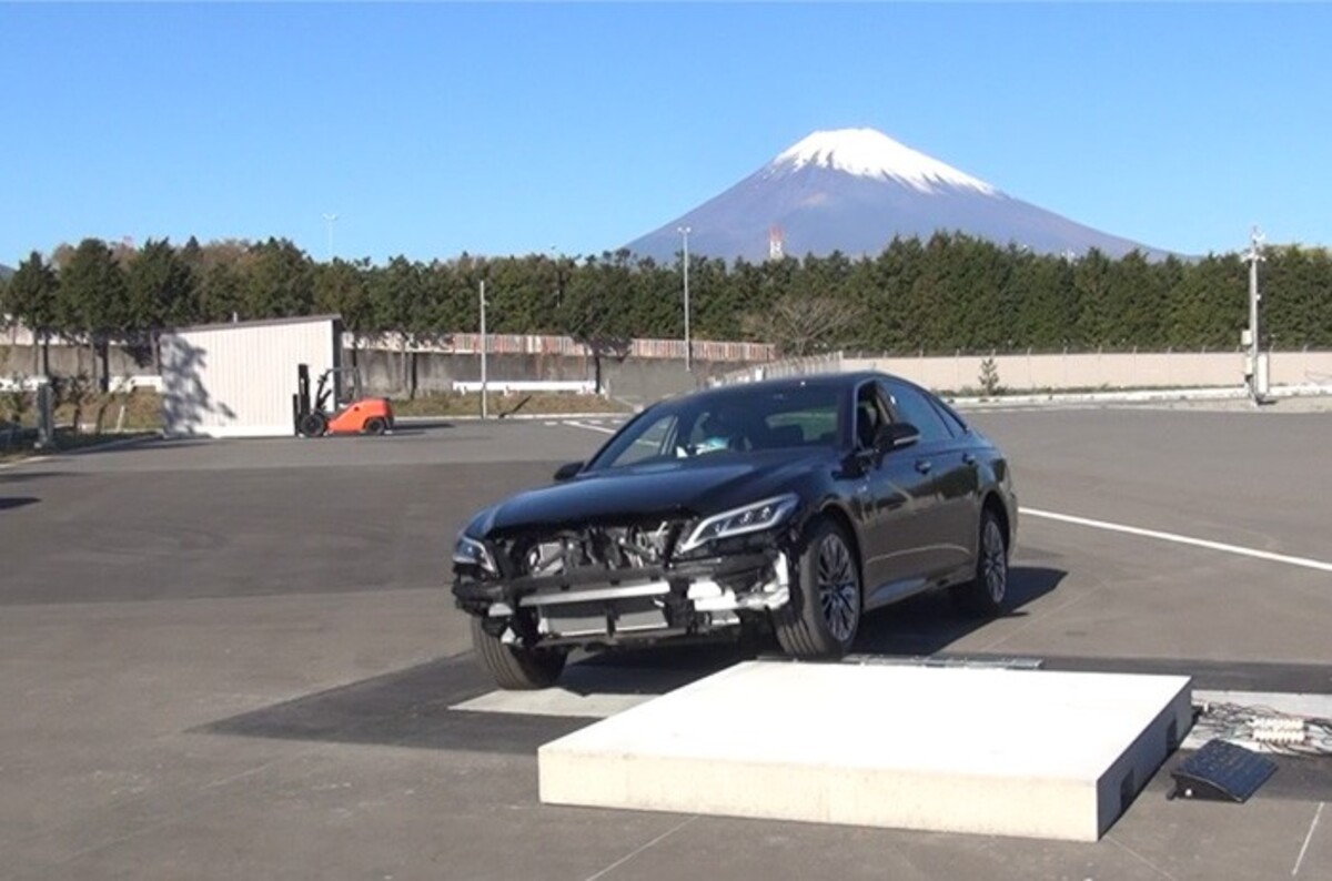 Teste realizado com carro elétrico Toyota passando por cima do meio-fio inteligente