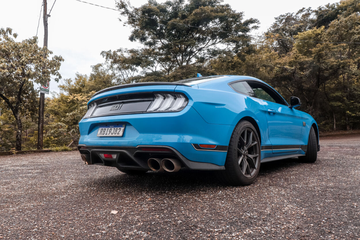 Ford Mustang Mach 1 2022 azul de traseira estacionado