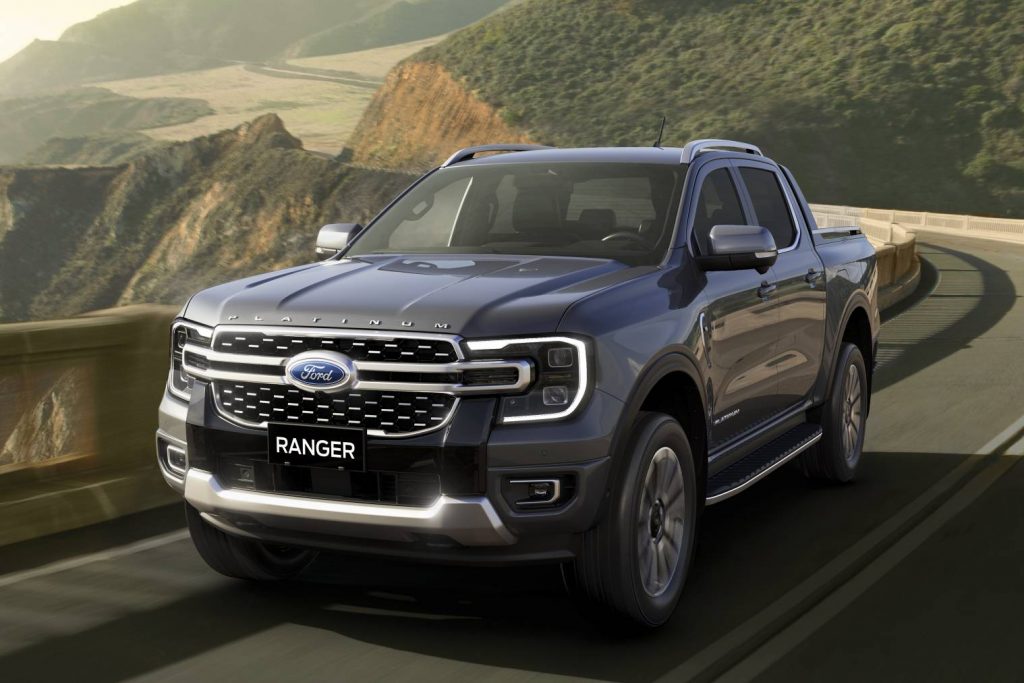 Nova Ford Ranger Platinum cinza de frente em movimento; caminhonete será fabricada na planta de Pacheco, na Argentina.