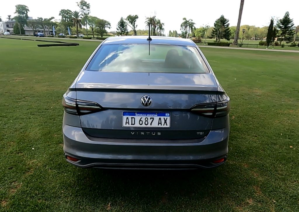 Volkswagen Virtus 2024 170 TSI manual, de traseira.