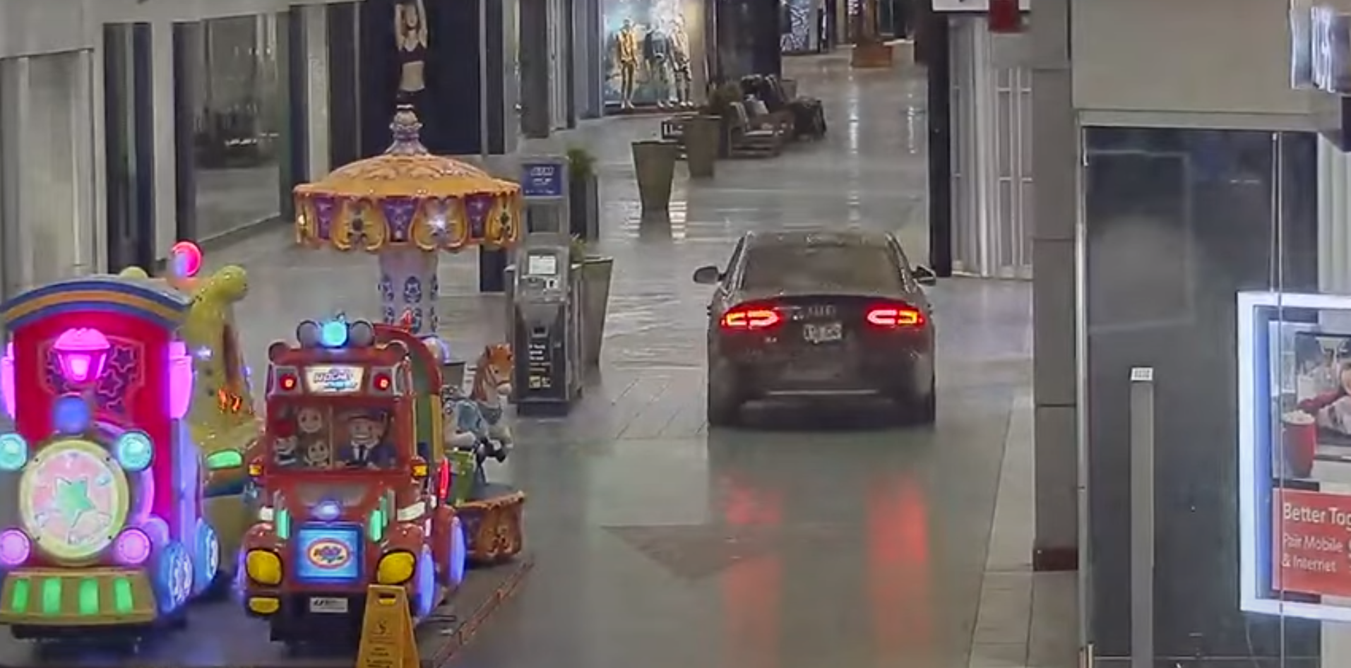 Audi A4 é flagrado por câmeras de segurança andando dentro de shopping no Canadá