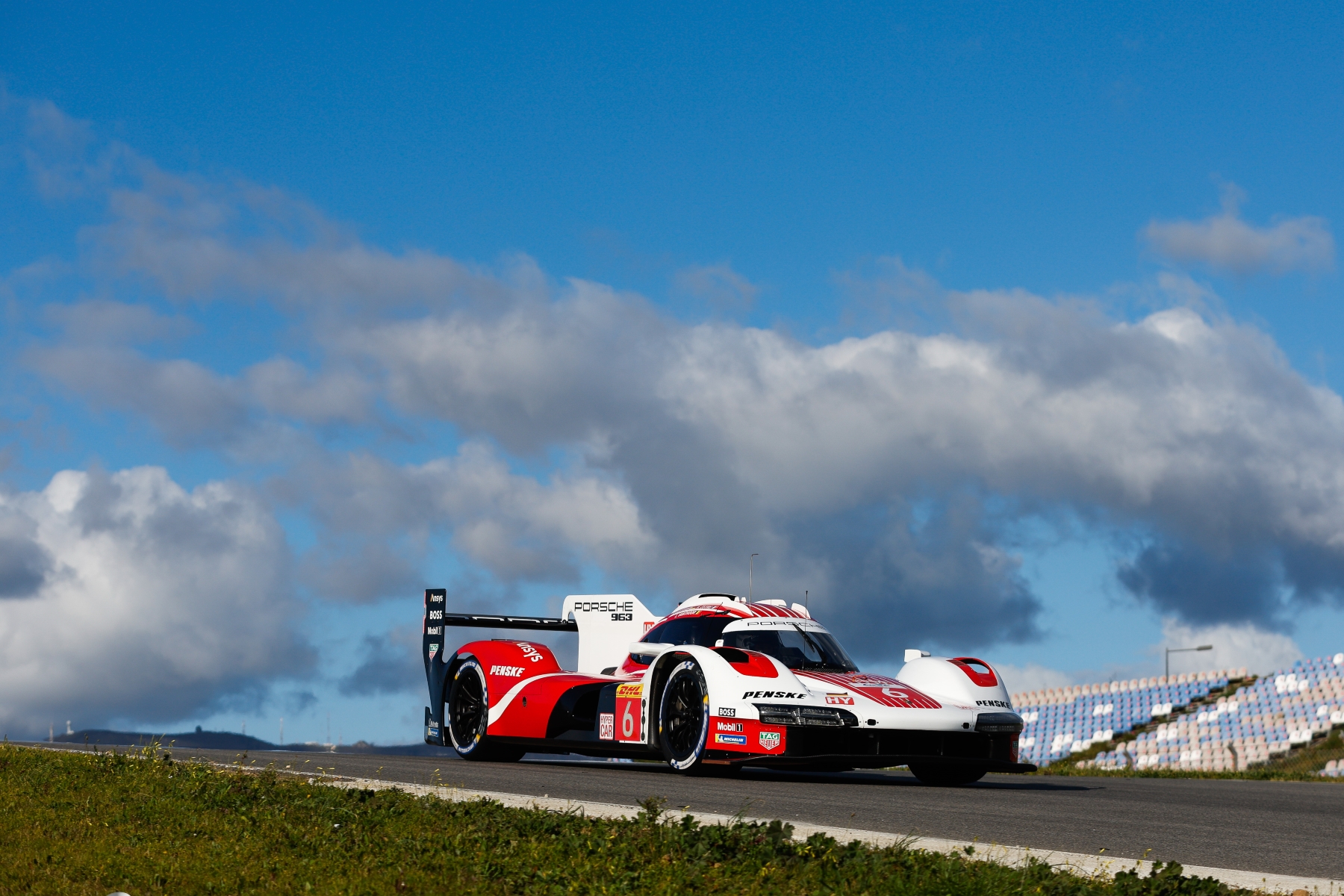 No carro número 6 estarão os pilotos Kévin Estre, da França, o belga Laurens Vanthoor, e o três vezes vencedor de Le Mans André Lotterer da Alemanha