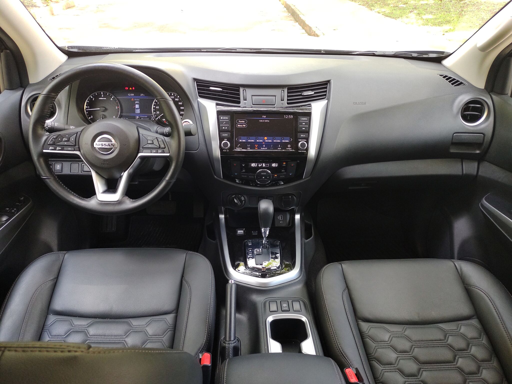 Interior da Nissan Frontier XE 2023 prata