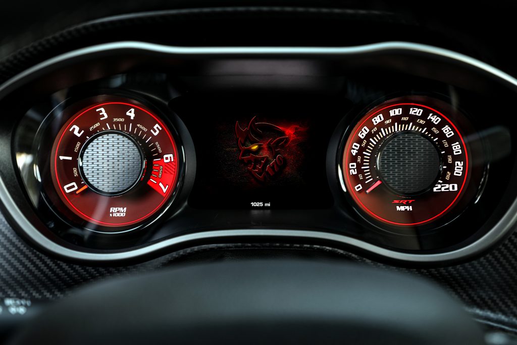 Quadro de instrumentos do Dodge Challenger SRT Demon 170.