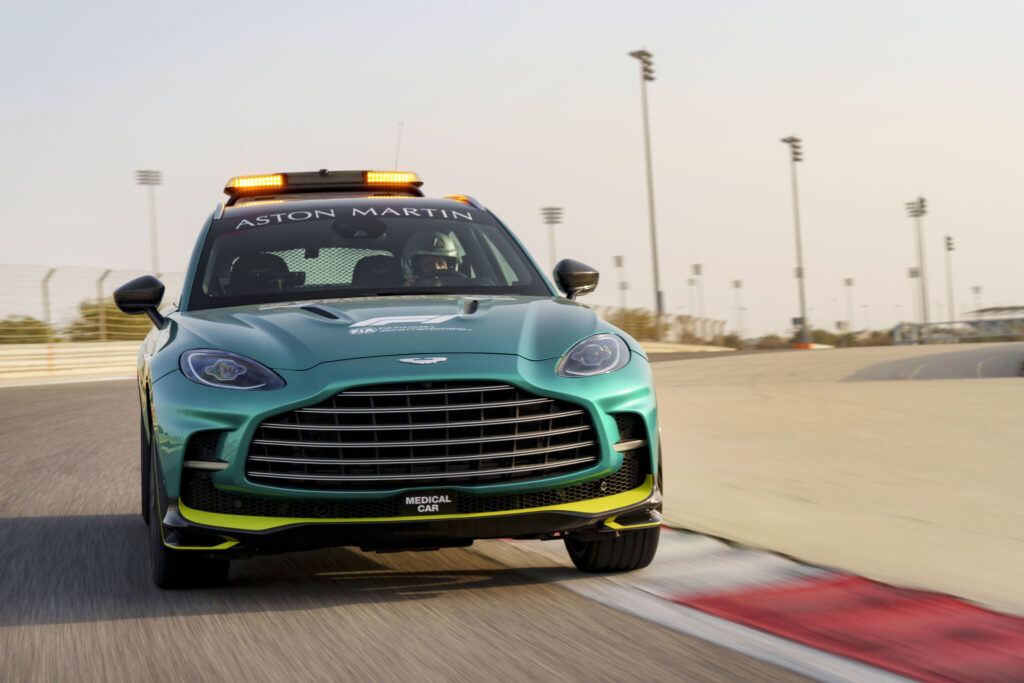 Aston Martin DBX 707 visto de frente em movimento na pista de F1.