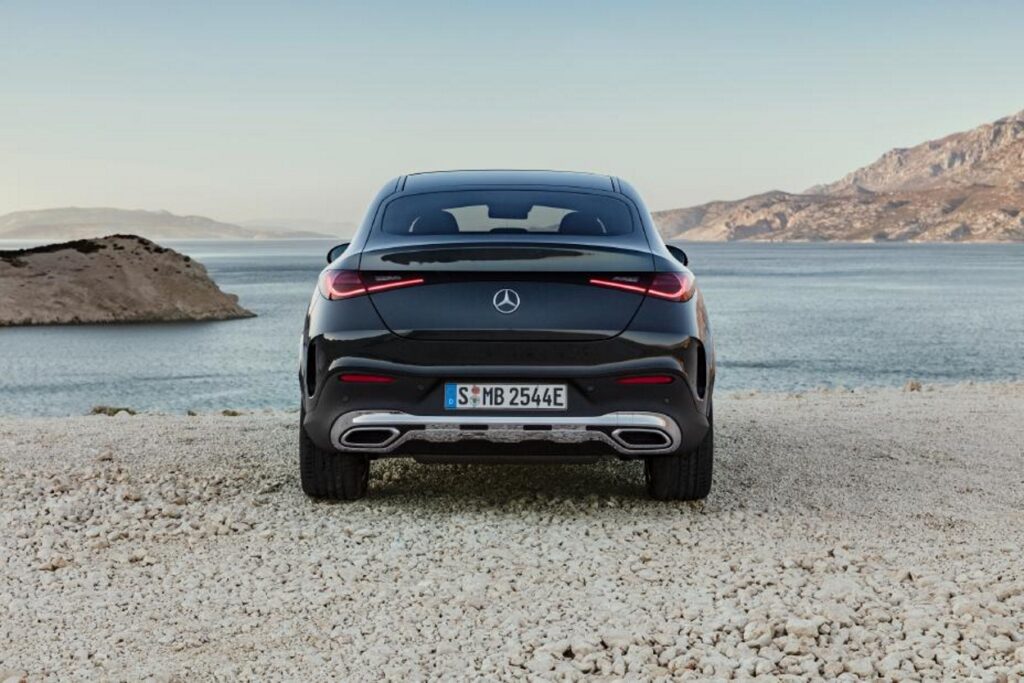 GLC Coupe visto de trás em areia com lagoa em sua frente.