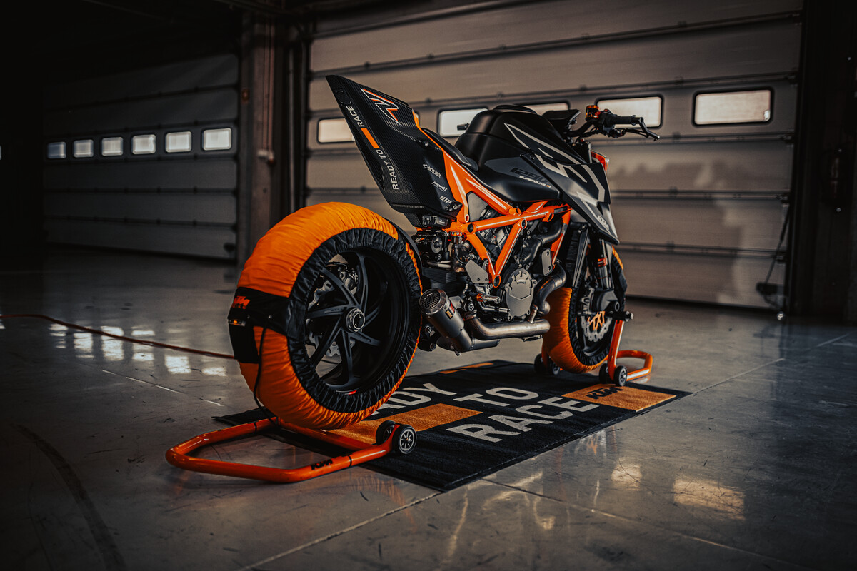 KTM Super Duke 1290 RR vermelha e preta de traseira estacionada