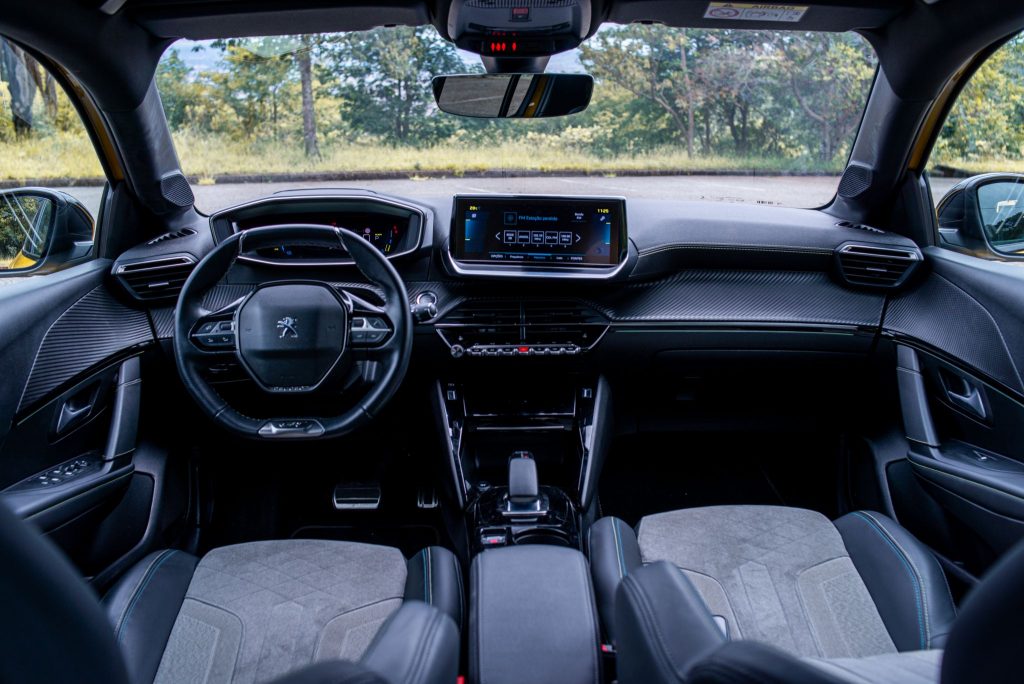 Interior do Peugeot e-208 elétrico.