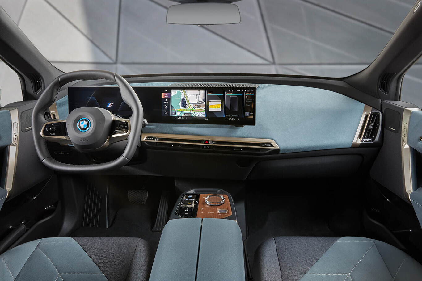 Interior do BMW IX. Não há quase nenhum botão. 