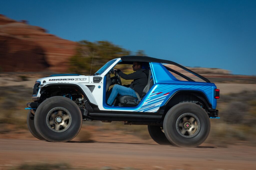 Jeep Wrangler Magneto 3.0 visto de trás em terreno desértico.