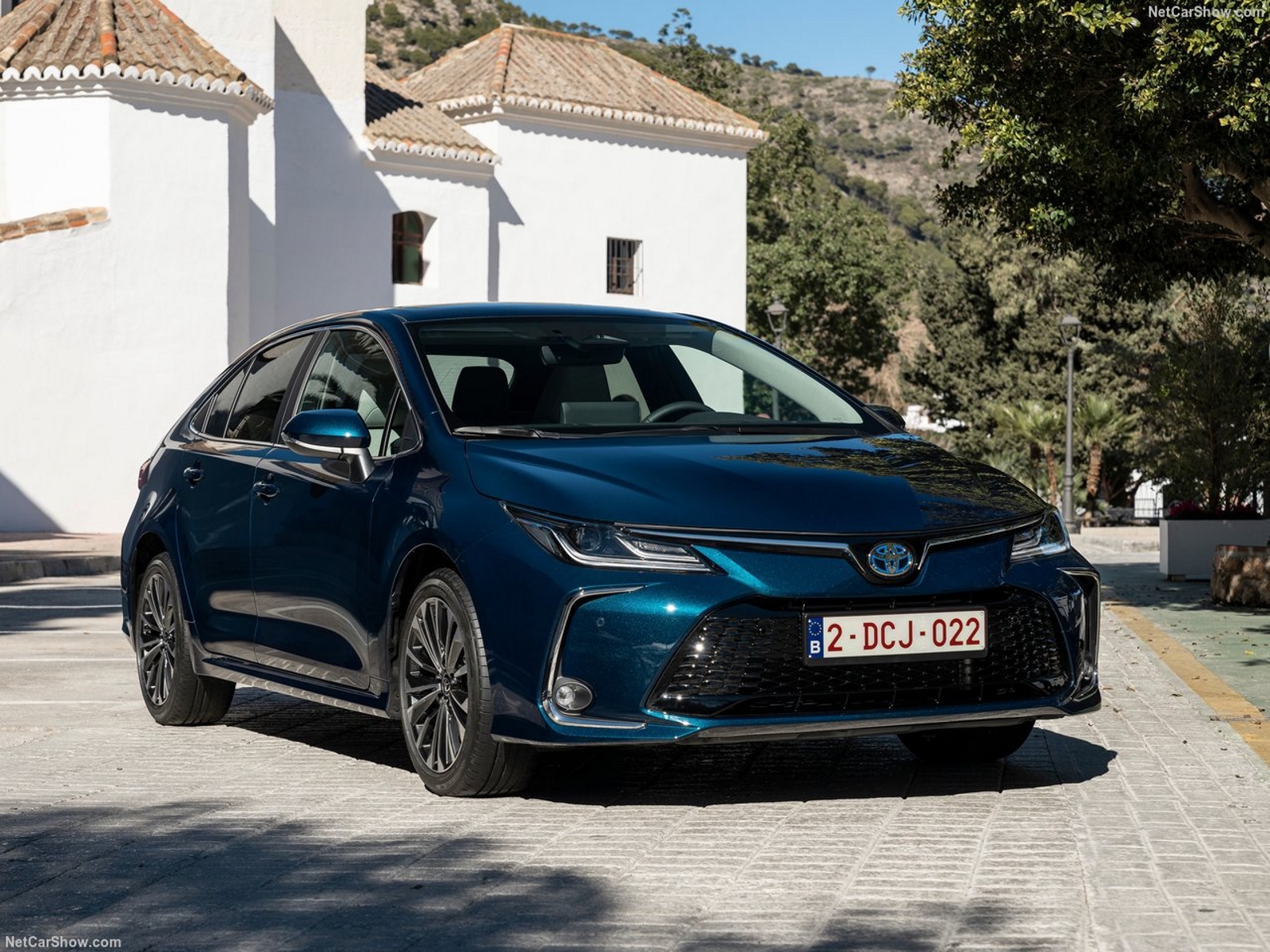 toyota corolla sedan hibrido europeu modelo 2023 azul de frente estatico no calcamento