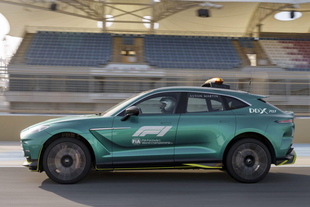 Aston Martin DBX 707 visto de lado em movimento na pista de F1.