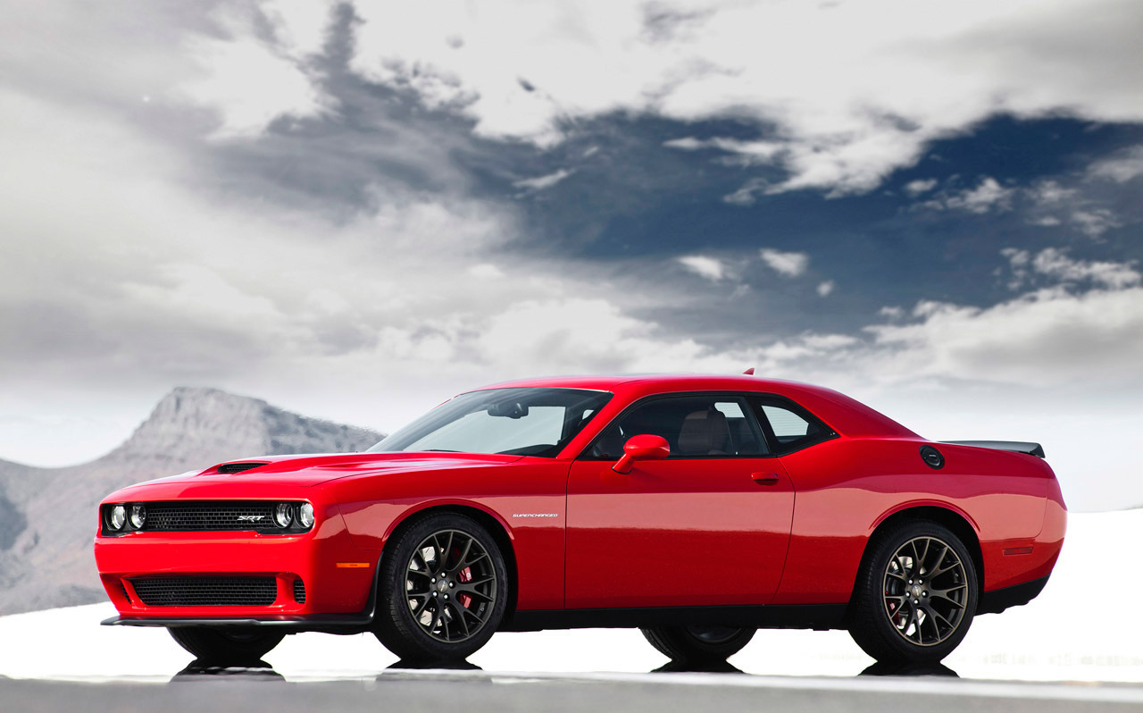 Dodge Challenger SRT Hellcat vermelho visto de lado.