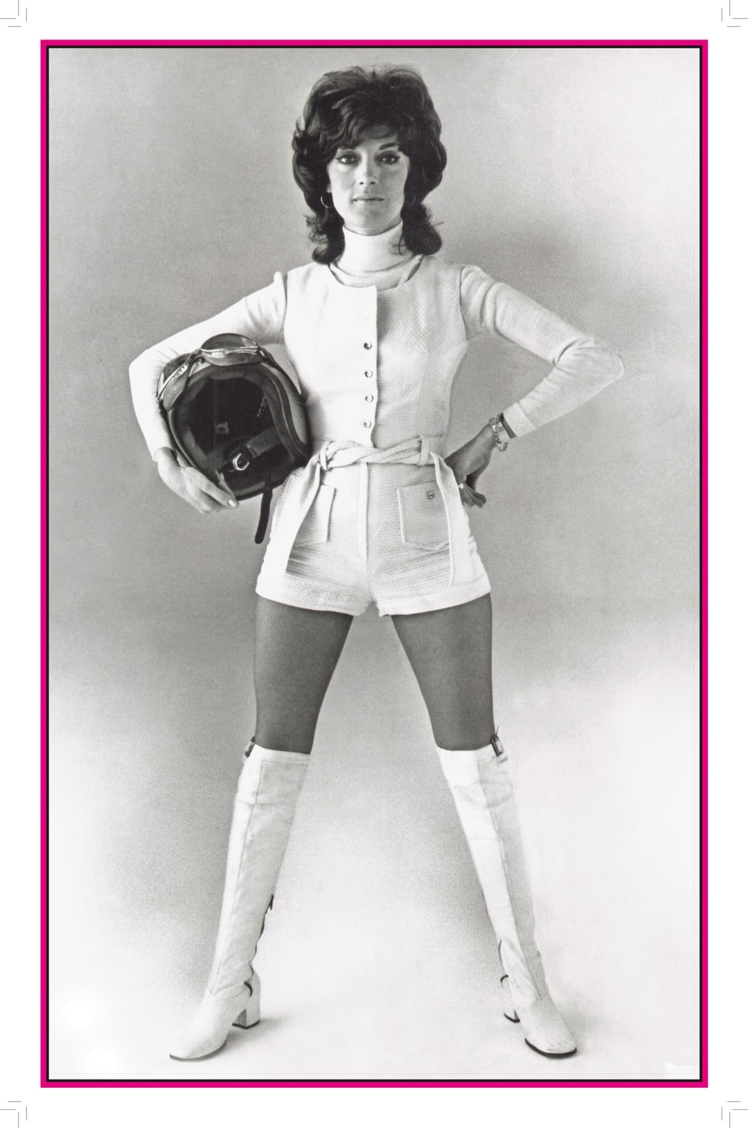 Poster da Shirley Muldowney em pé segurando capacete de corrida. No Dia da Mulher, ela é homenageada como uma da mulheres mais importantes do setor automotivo.