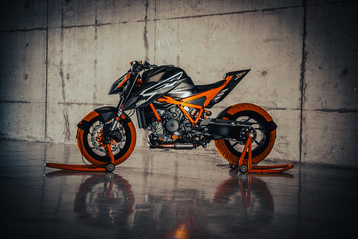 KTM Super Duke 1290 RR vermelha e preta de lado estacionada