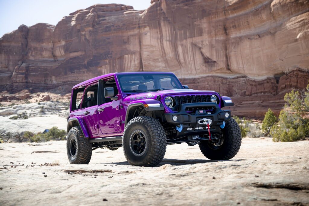 Wrangler Rubicon 4xe rosa visto de frente.