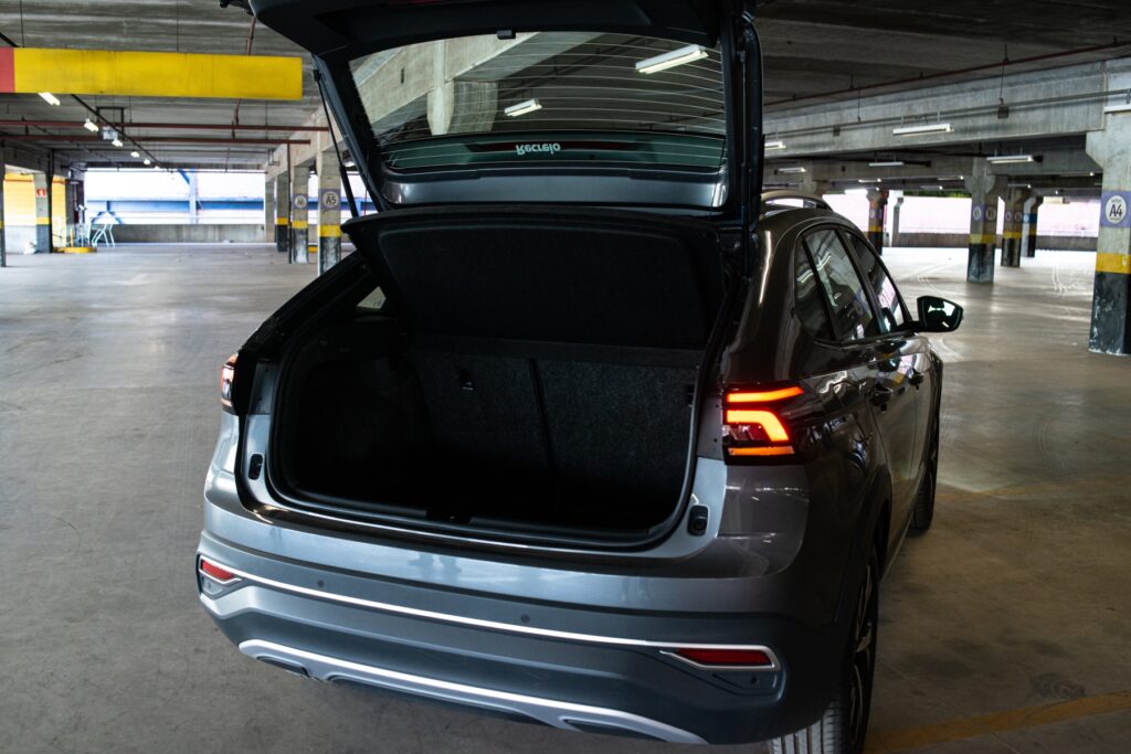 vw nivus highline 1.0 turbo modelo 2020 cinza escuro porta malas estatico no estacionamento