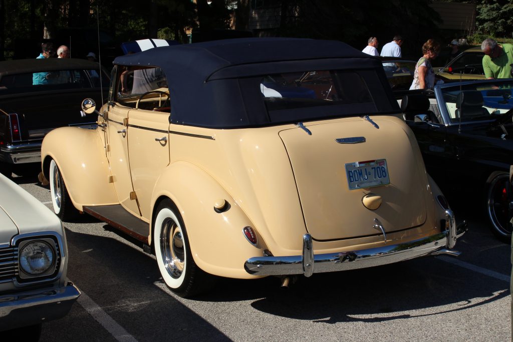 Dodge 1939 Sedan Conversivel de traseira: este foi o primeiro carro de Silvio Santos.