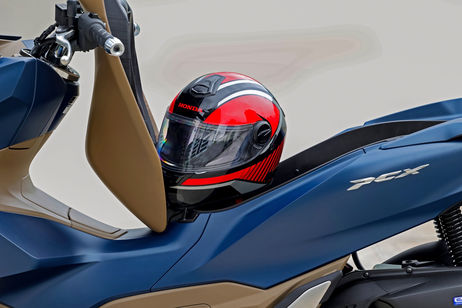 honda scooter pcx 160 modelo 2023 compartimento para guardar capacete debaixo do banco estatica