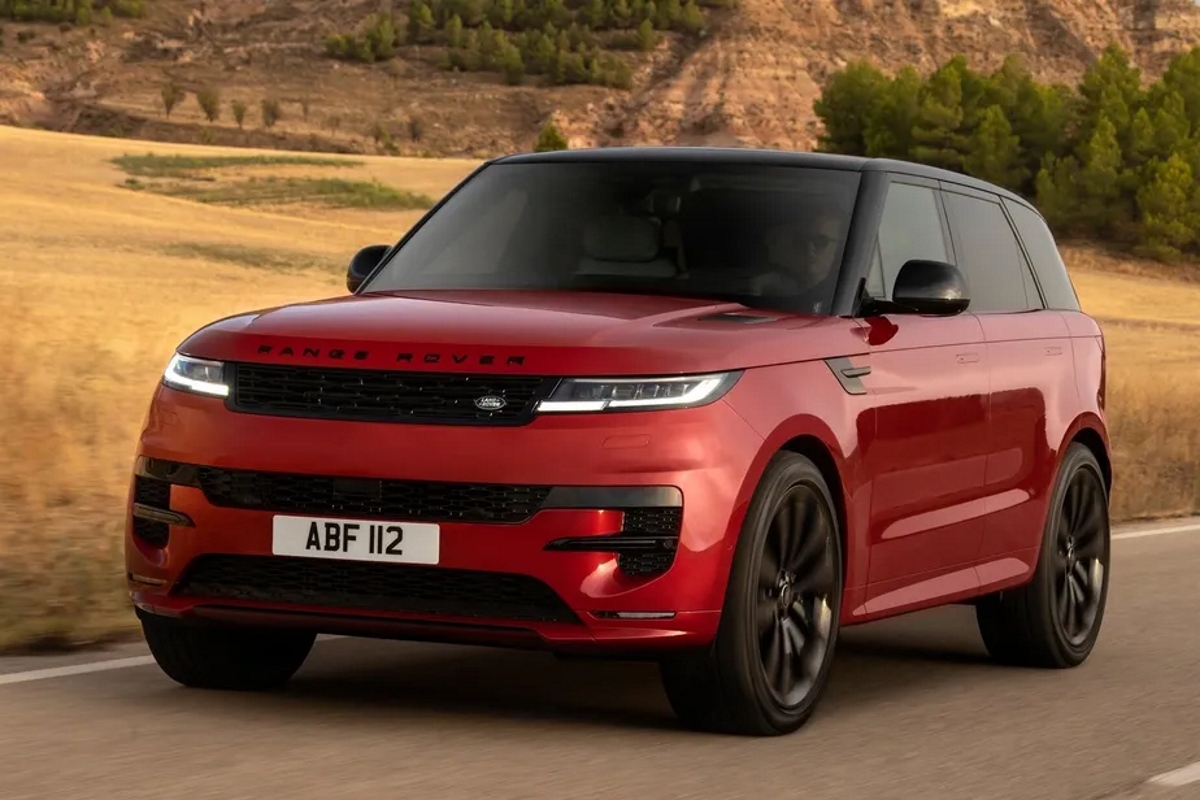 Range Rover Sport vermelha vista de frente.