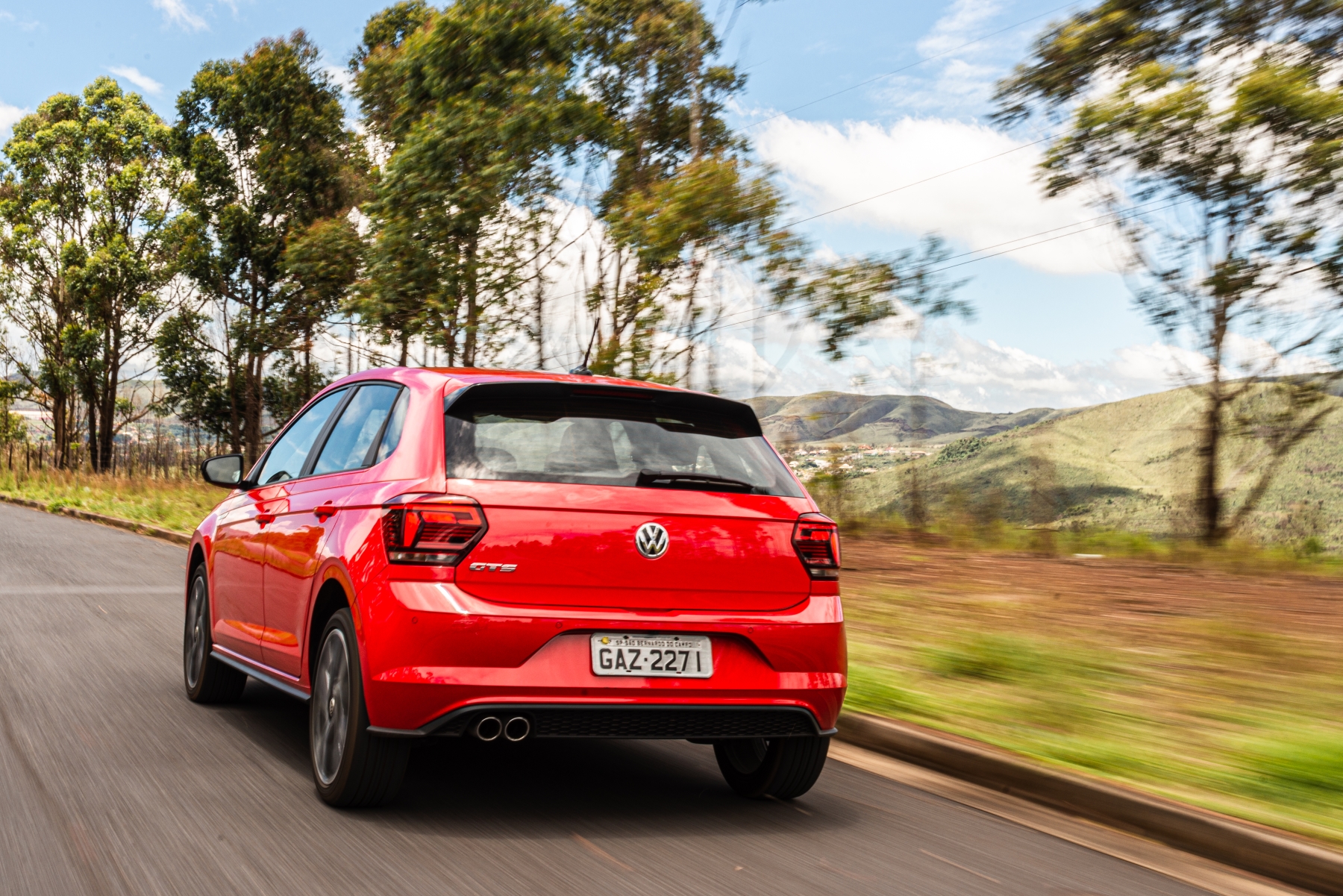 volkswagen polo gts 1.4 modelo 2020 vermelho de traseira em movimento no asfalto