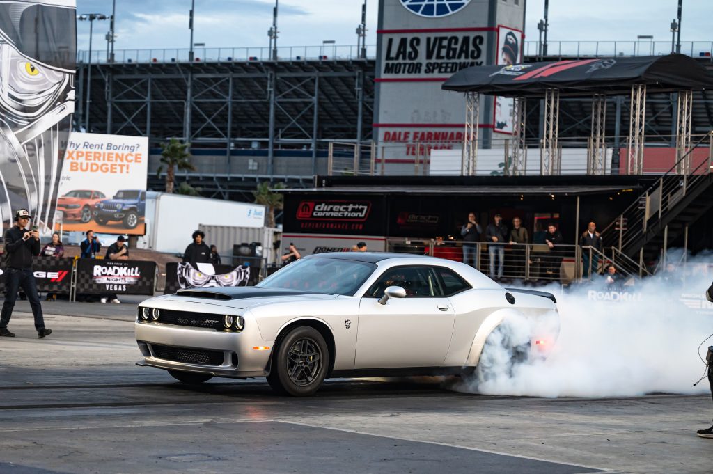 Dodge Challenger SRT Demon 170 arrancando e saindo fumaça.