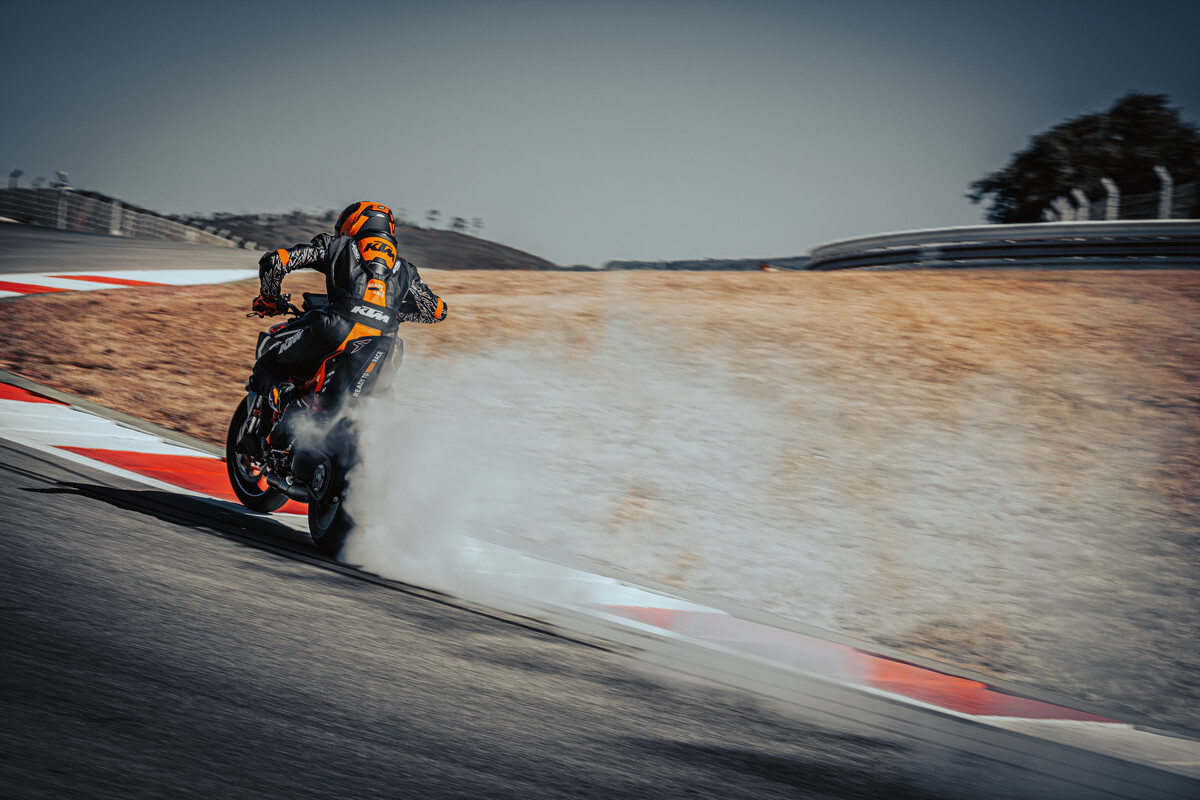 KTM Super Duke 1290 RR vermelha e preta de traseira em movimento