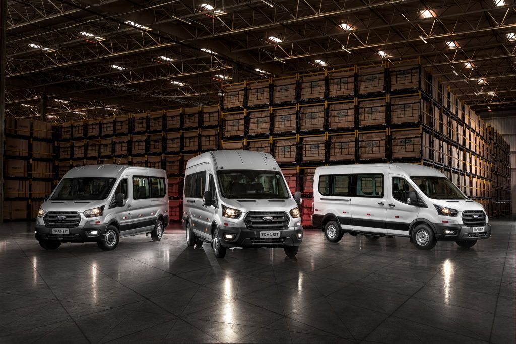 Ford Transit automático minibus nas versões de 15 e 18 lugares, além da versão Vidrada, que não tem bancos.