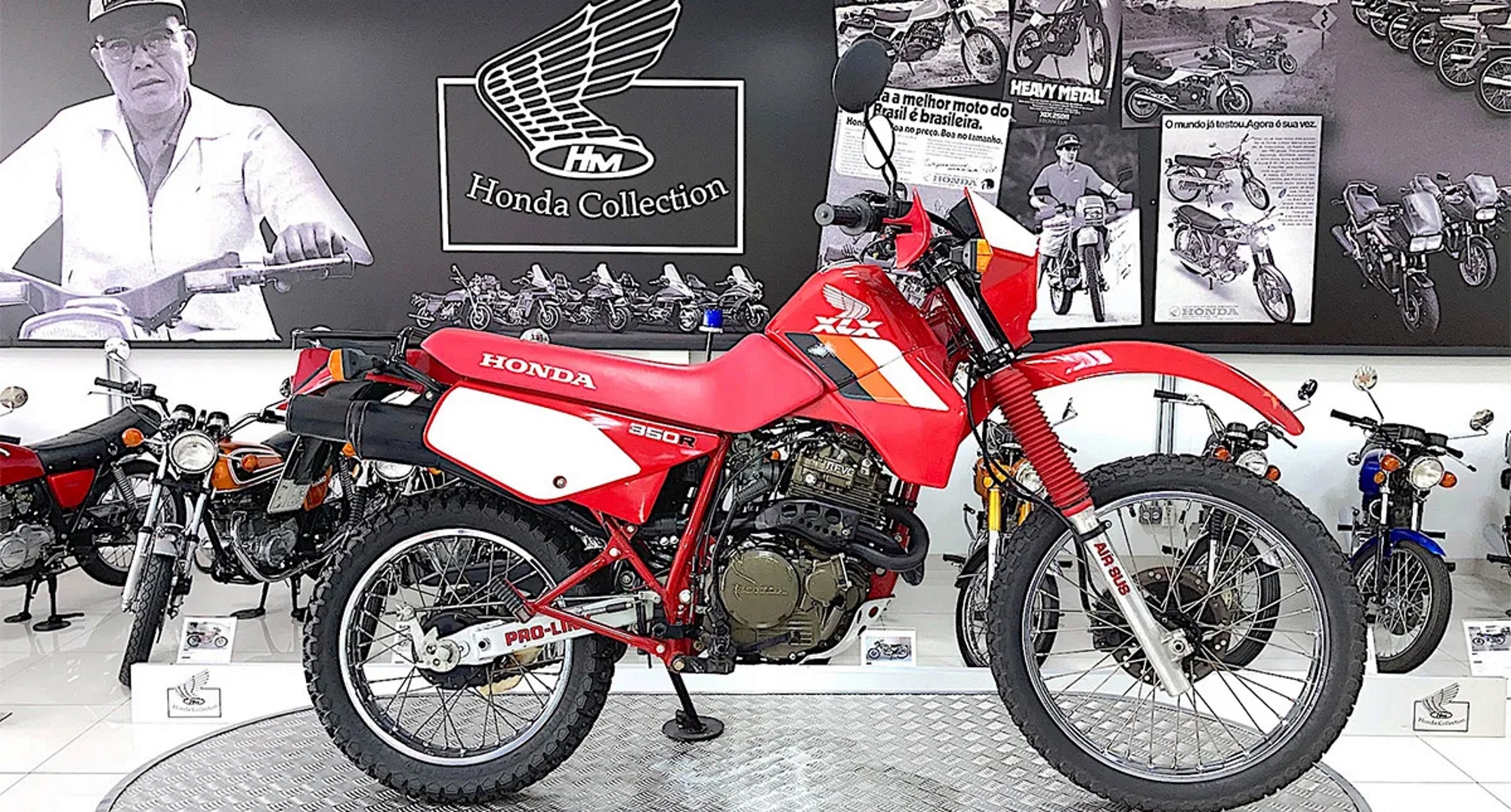 honda xlx 350r sem partida eletrica vermelha de lado estatica no estande