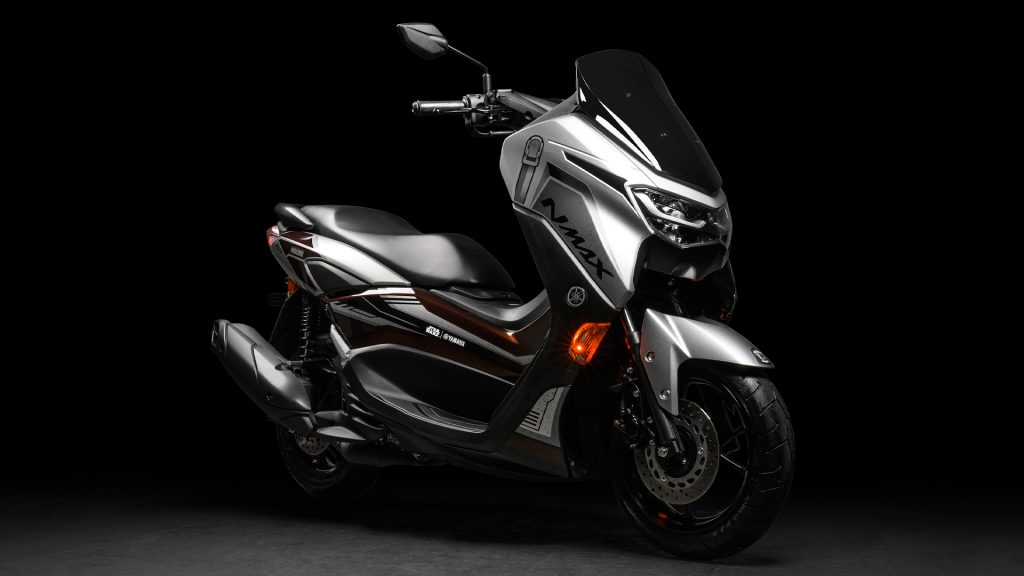 Yamaha NMAX 160 Mandalorian, scooter está de frente.