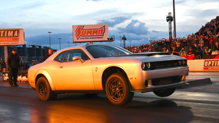 Dodge Challenger SRT Demon 170 durante arrancada.