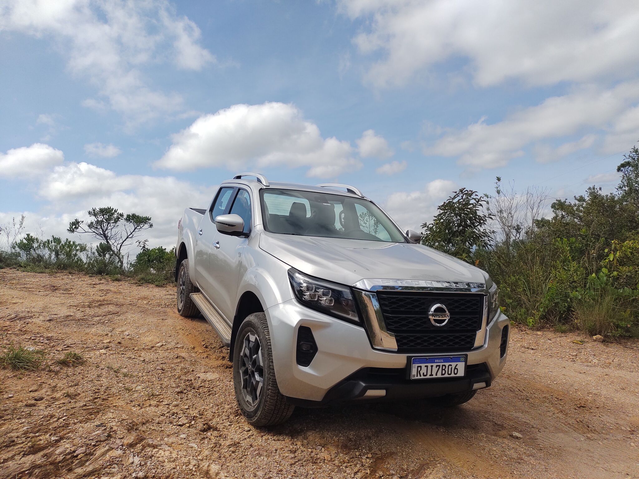 Nissan Frontier 2023 exibe visual mais 