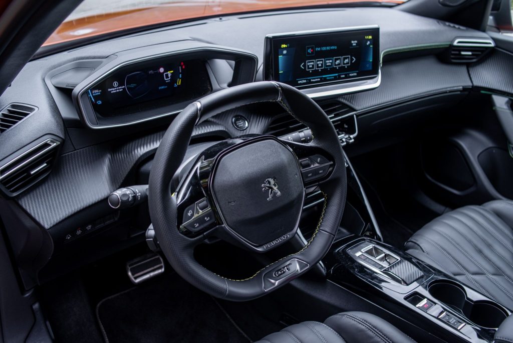 Interior do Peugeot e-20o8 elétrico.