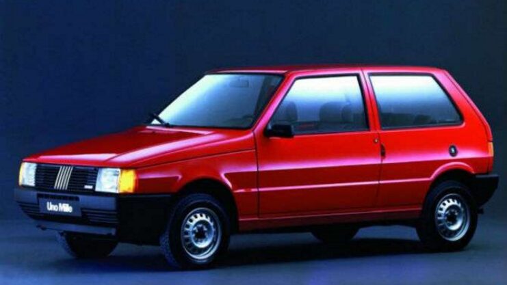 fiat uno mille duas portas vermelho modelo 1990 de frente no estudio