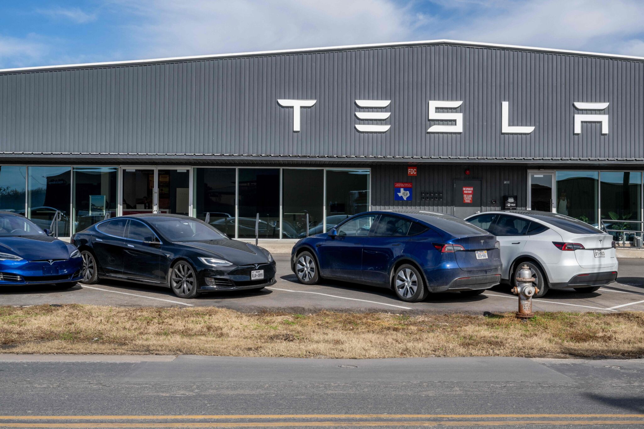 Construção da Tesla vista de frente, marca virou sinônimo de carros autônomos.