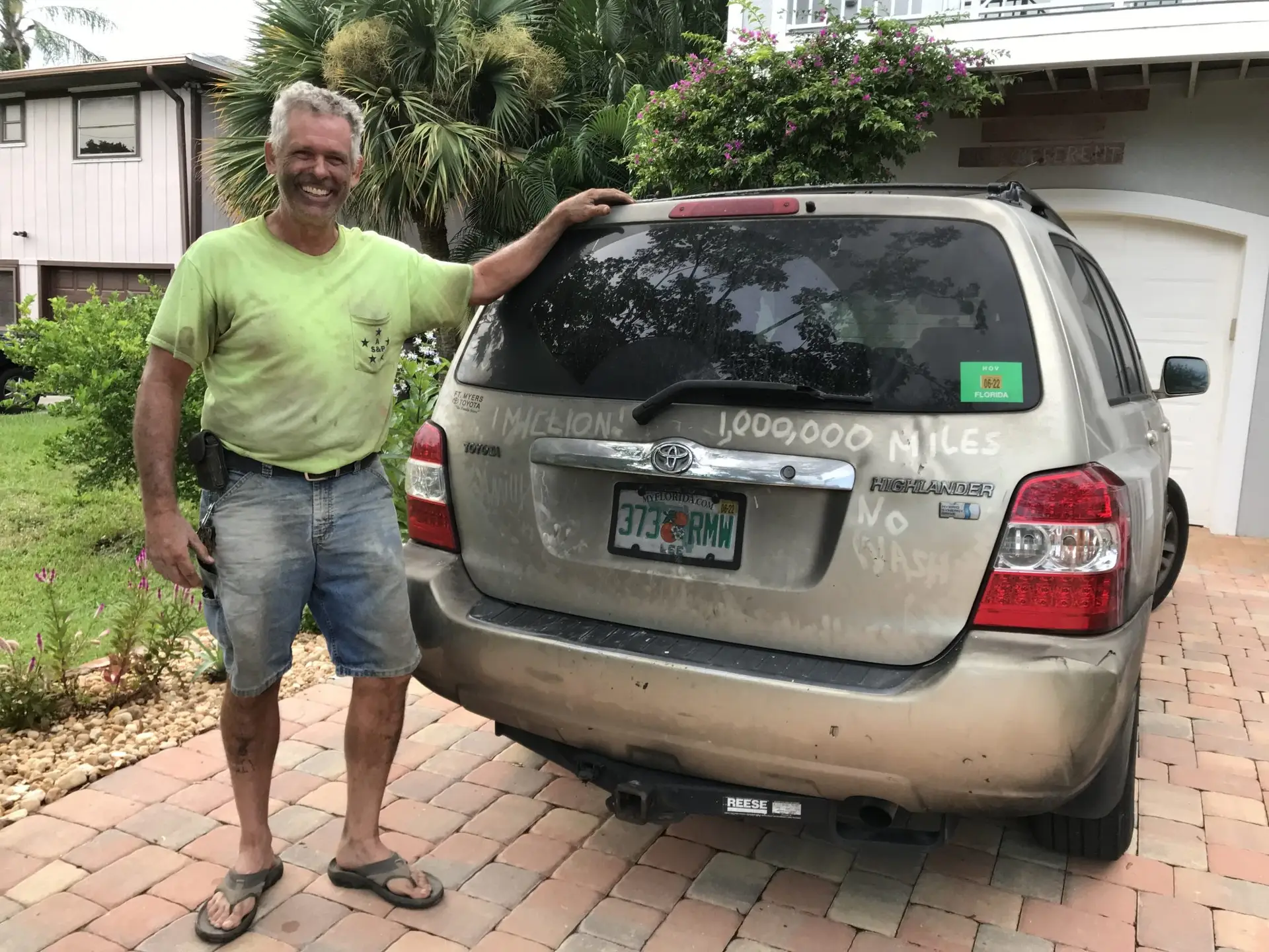 Mark Miller em frente ao seu antigo Toyota Highlander.