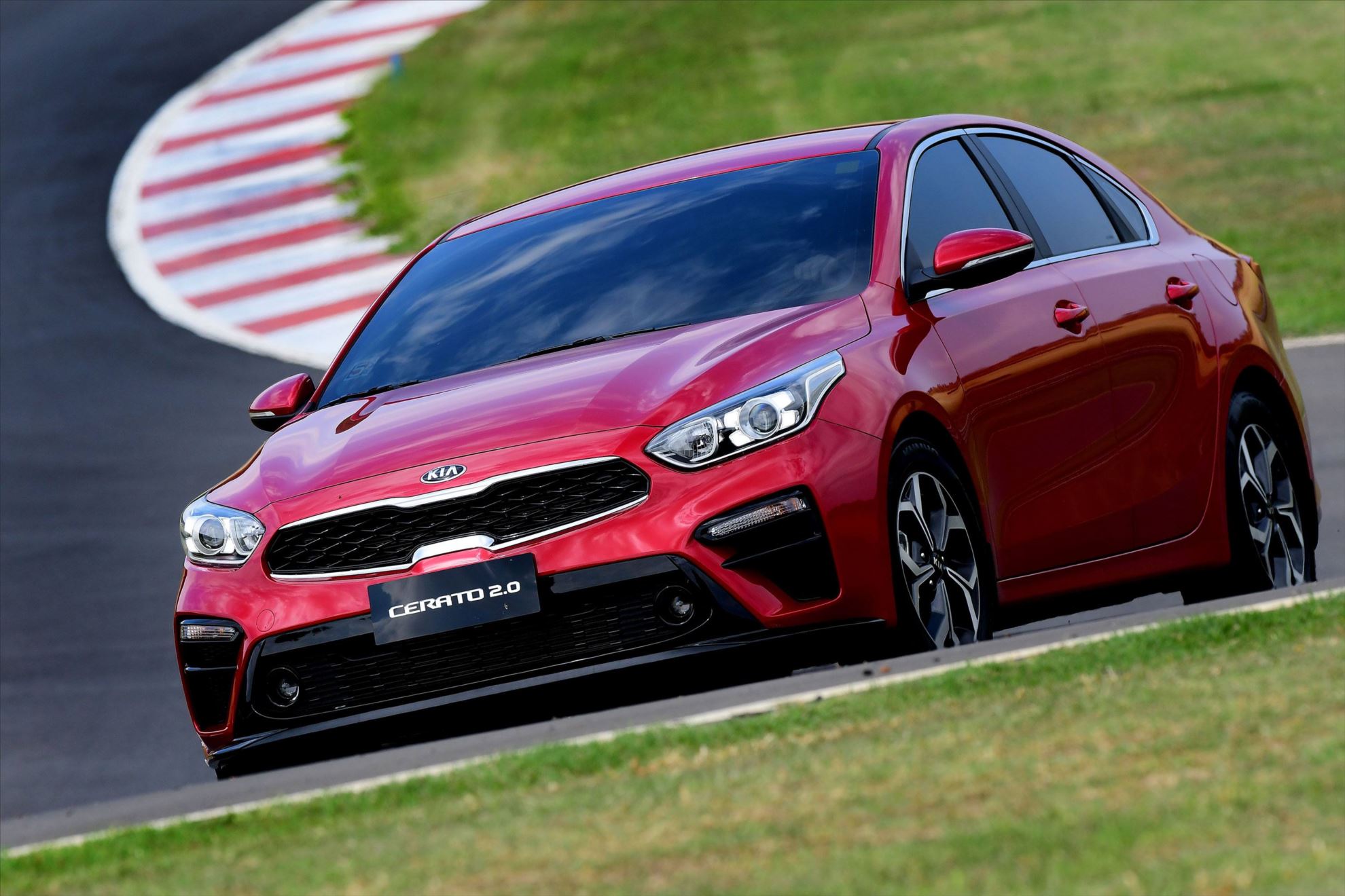 Kia Cerato 2022 vermelho de frente na pista; para matéria sobre os carros mais baratos de cada marca.