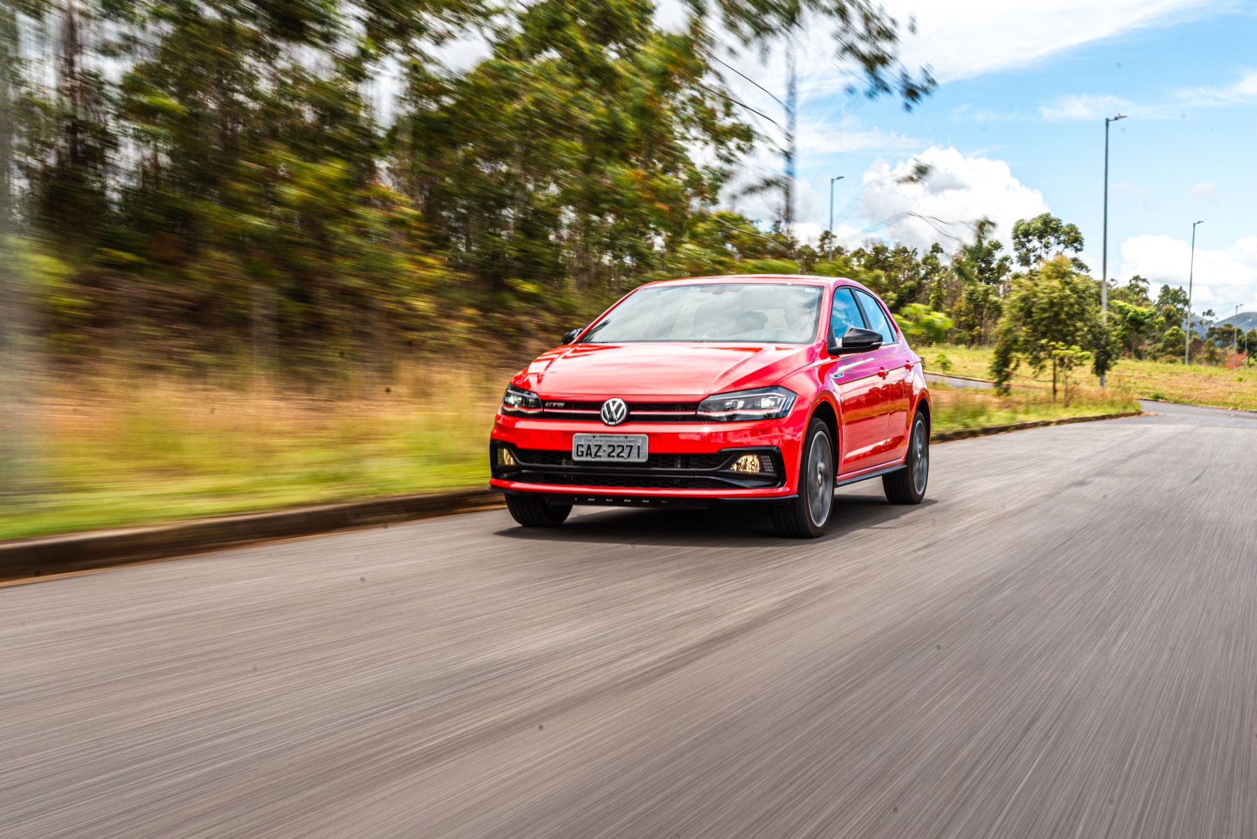 O Polo GTS traz alguns elementos diferenciados, como um friso vermelho na grade dianteira