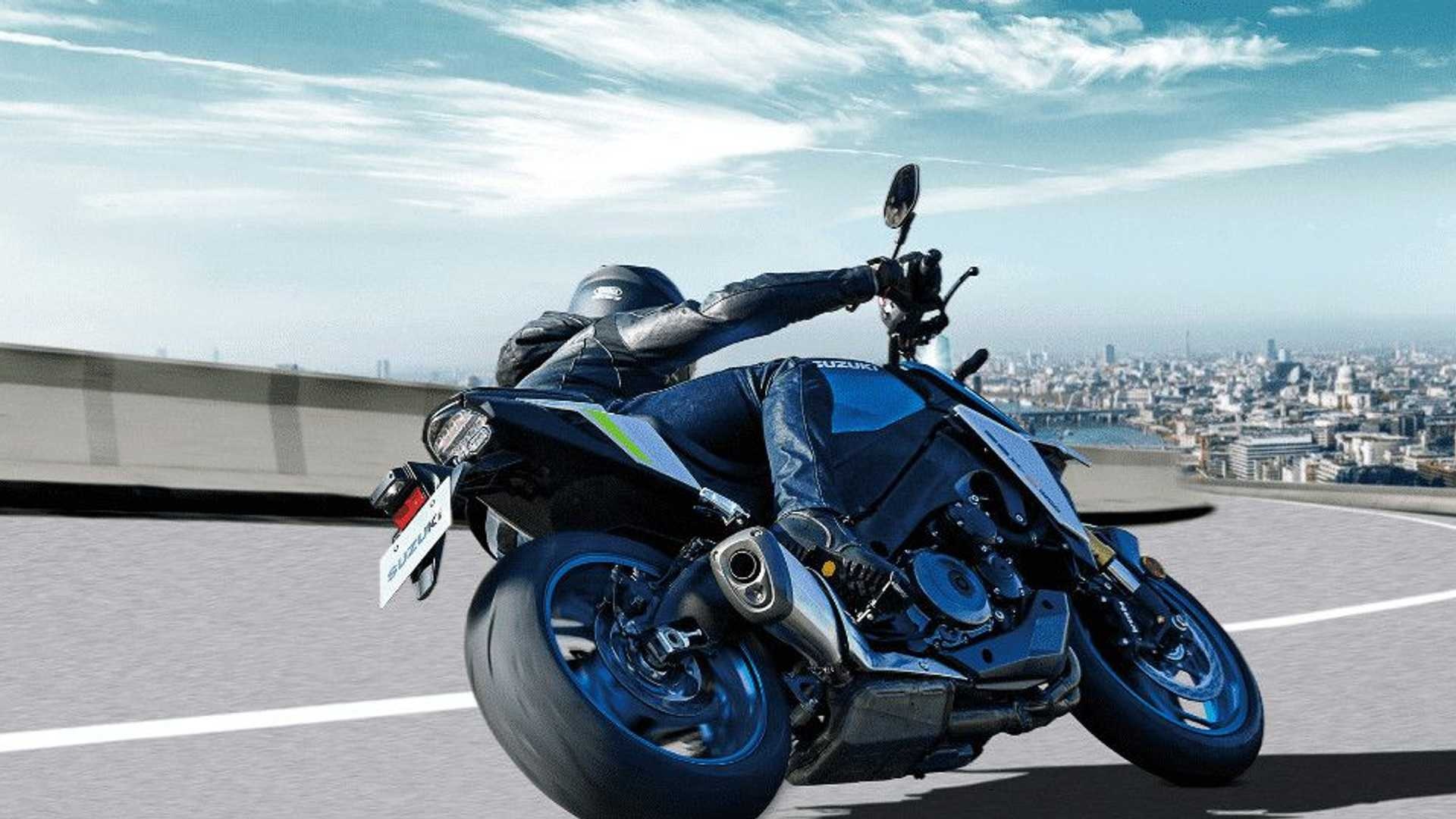 Suzuki GSX-S 1000 azul de traseira em movimento