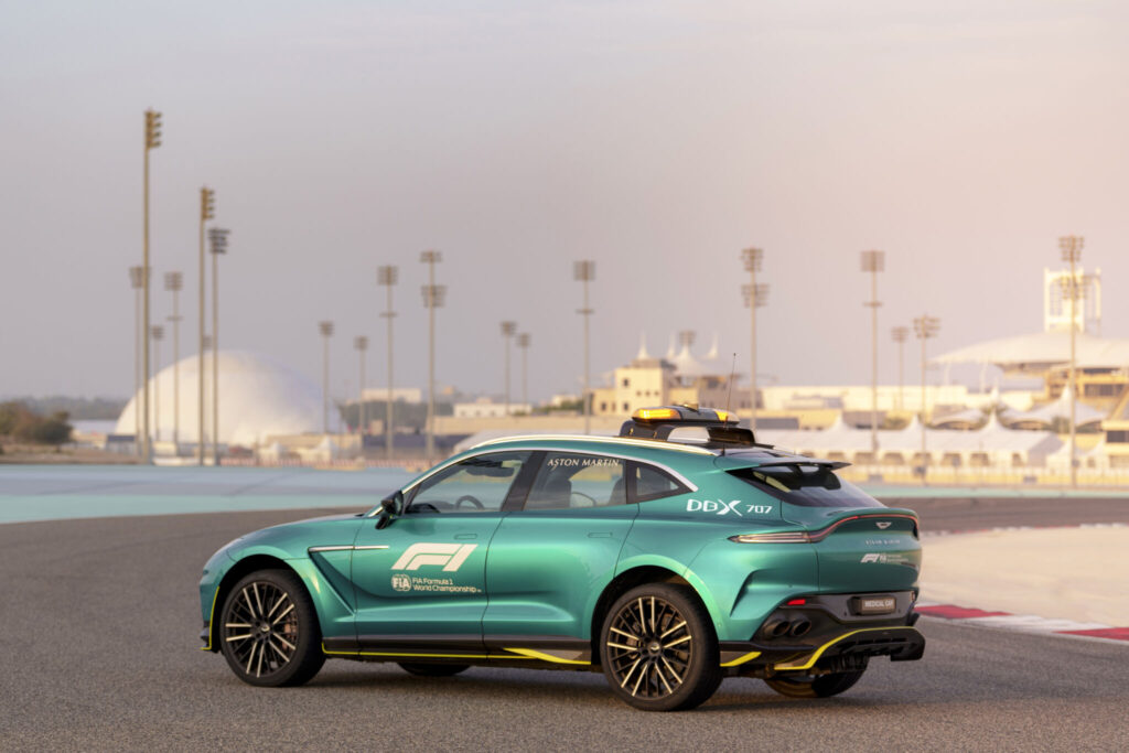 Aston Martin DBX 707 visto da diagonal traseira em pista de F1.