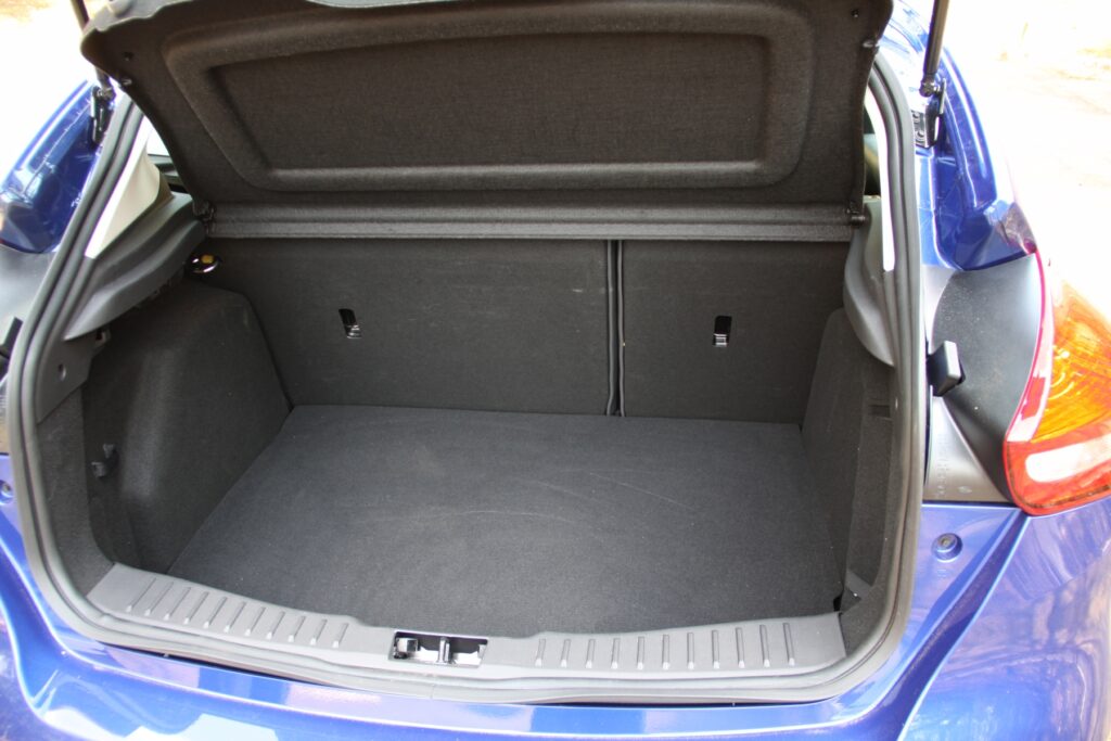 ford focus se 1.6 hatch medio modelo 2015 azul escuro interior porta malas estatico