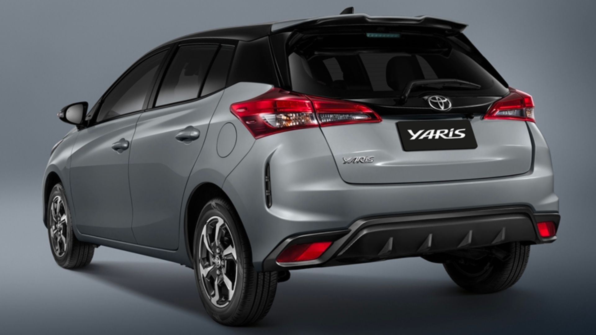 Traseira do Toyota Yaris hatchback quase não mudou