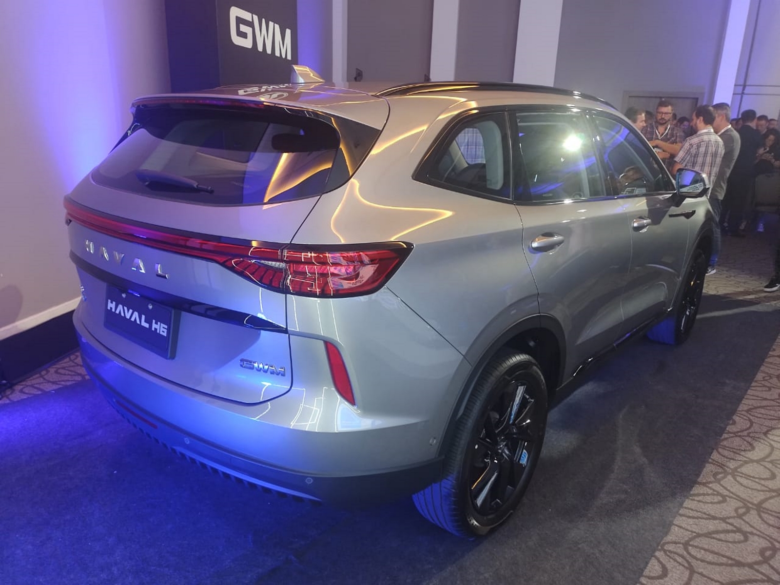 gwm haval h6 prata de traseira no estande estatico2